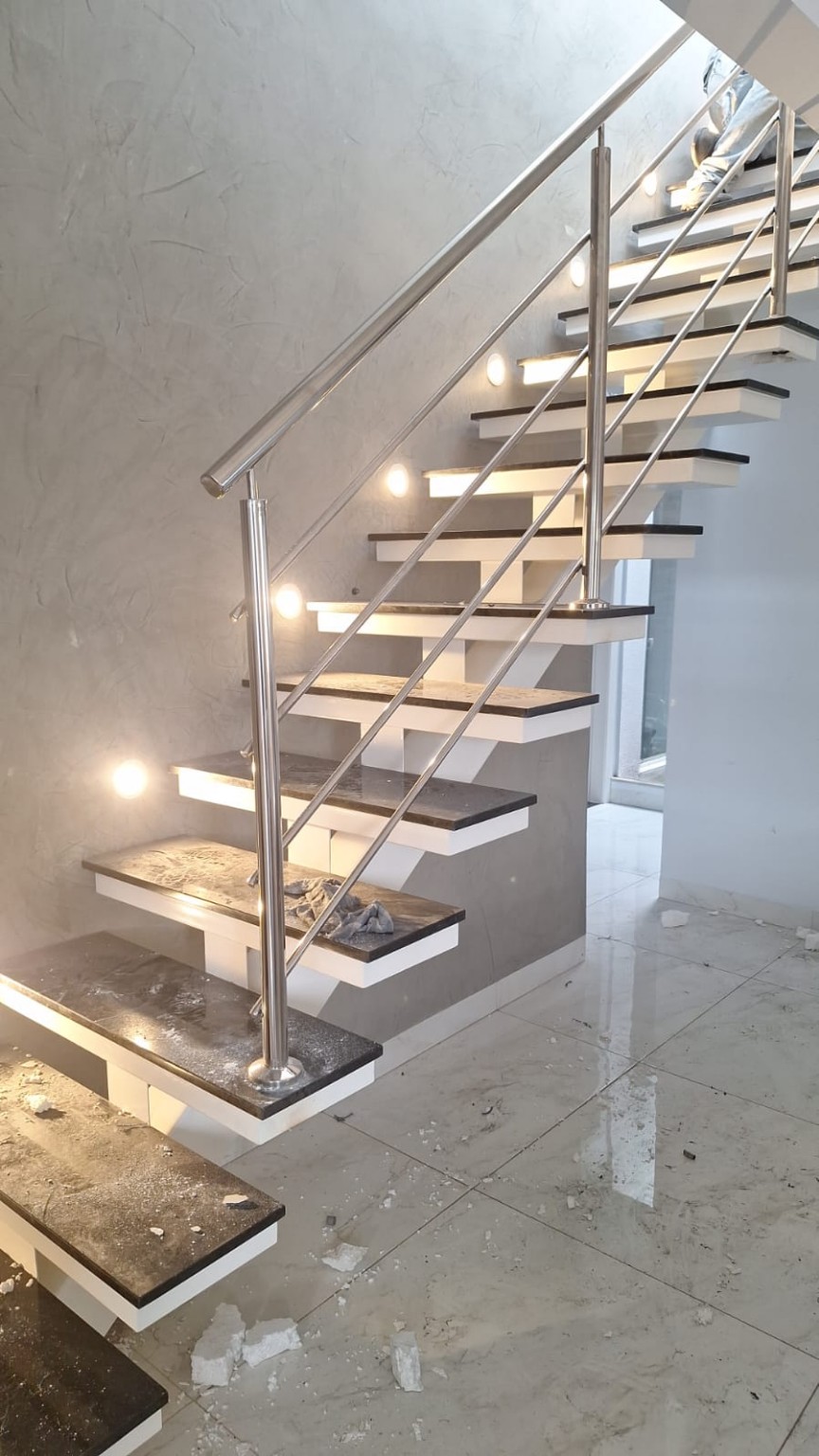 Corrimão de inox em escada iluminada